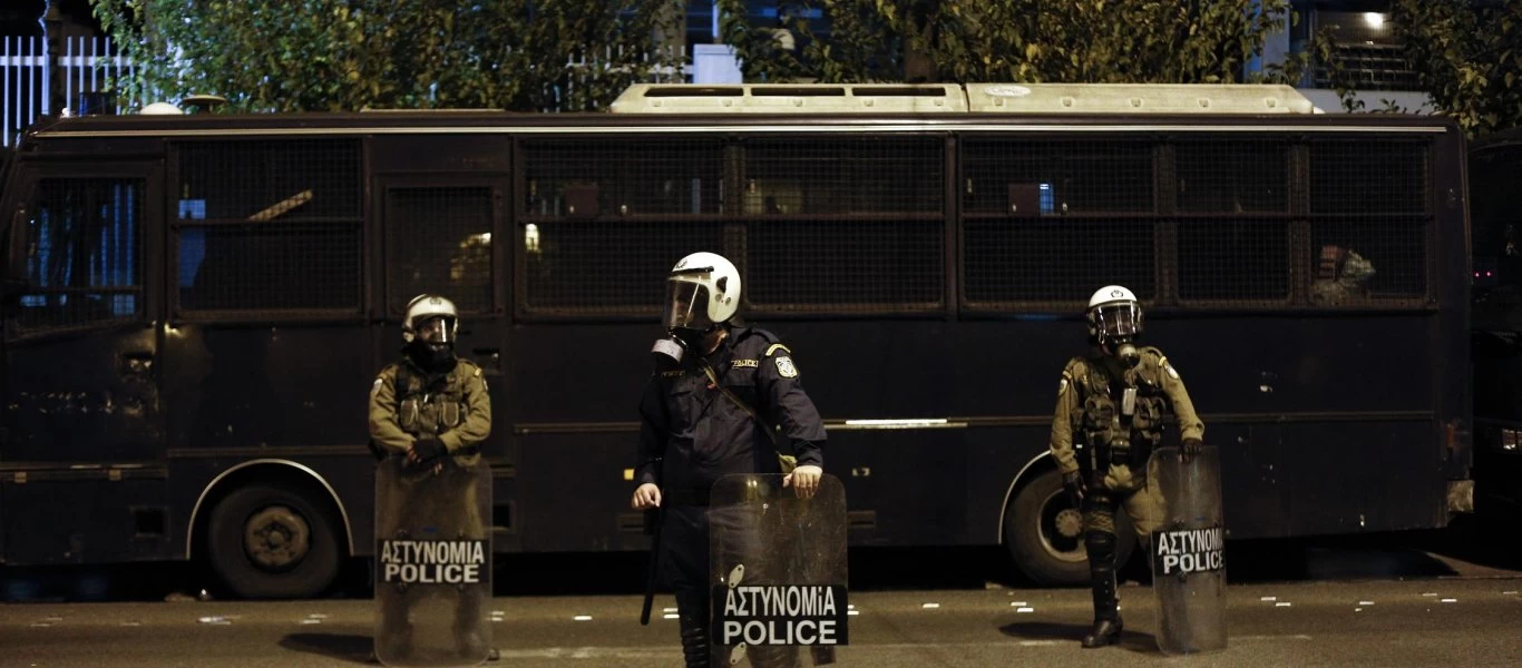 Κυνηγητό αστυνομίας και αναρχικών στην Στουρνάρη – Επεισόδια στη Θεσσαλονίκη: ΜΑΤ παρατάχθηκαν γύρω από το ΑΠΘ